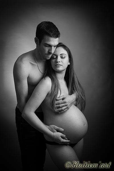 Photographie en noir et blanc d'un couple avec une femme enceinte réalisée par Noelle Gamand  Huitièm'art, photographe Portraististe de France 2017 à Avignon (Vaucluse)