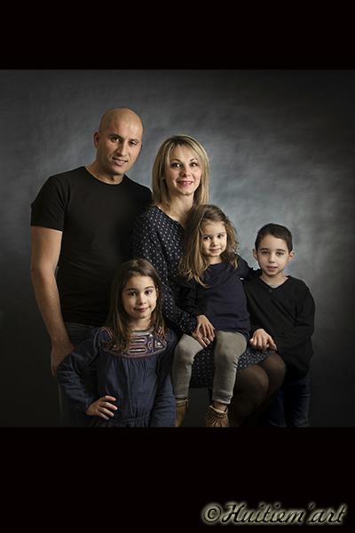 Photographie d'une famille de cinq personnes les parents et leur 3 enfants  réalisée par Noelle Gamand Huitièm'art, photographe portraististe de France 2017  à Avignon (Vaucluse)