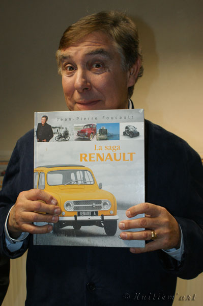 Photographie de Jean Pierre Foucault et son livre la saga Renault réalisée par Huitièm'art, photographe à Avignon (Vaucluse)