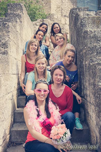 Photographie d'un groupe de jeunes filles sur des marches en pierre, réalisée par noelle gamand photographe à Avignon (Vaucluse)
