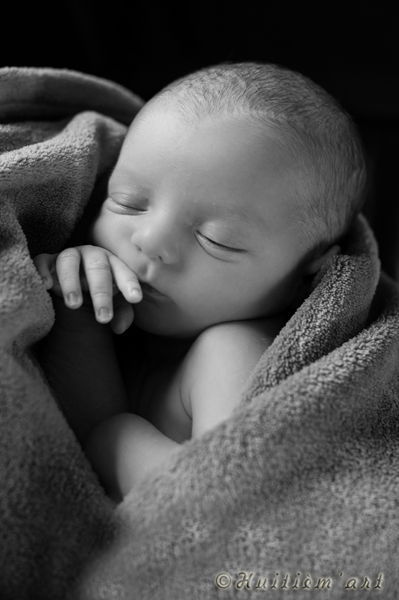 Photographie d'un  nouveau-né dans une couverture réalisée par Huitièm'art, photographe à Avignon (Vaucluse)
