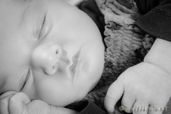 Photographie d'un bébé qui dort réalisée par Huitièm'art, photographe à Avignon (Vaucluse)