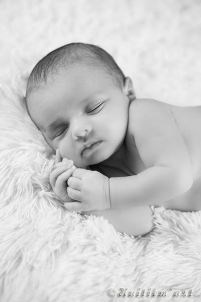 Photographie d'un bébé en noir et blanc réalisée par Huitièm'art, photographe à Avignon (Vaucluse)