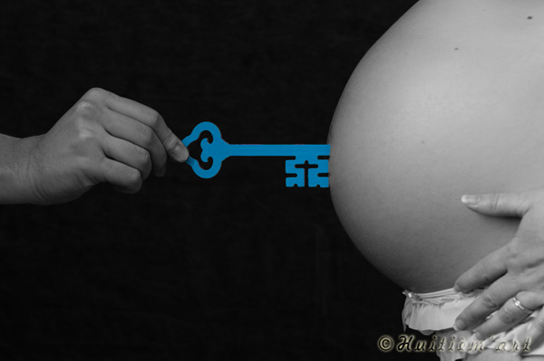 Photographie d'un ventre rond avec une clef réalisée par Huitièm'art, photographe de mariage à Avignon (Vaucluse)
