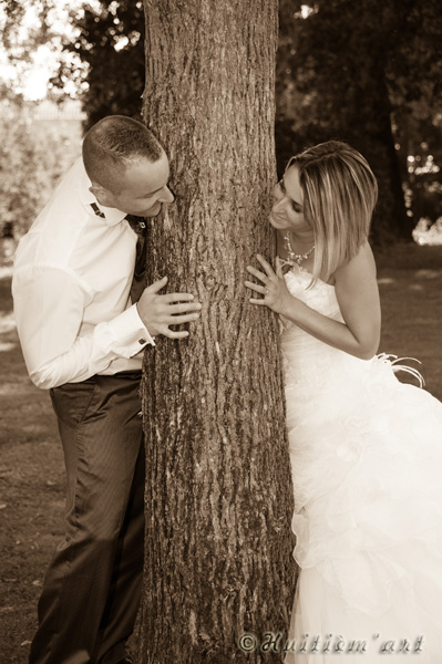 Photographie de mariés autour d'un arbre réalisée par Huitièm'art, photographe à Avignon (Vaucluse)