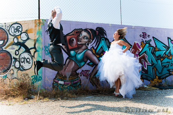 Photographie de mariés devant un tag réalisée par Huitièm'art, photographe à Avignon (Vaucluse)