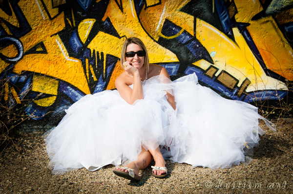 Photographie d'une mariée devant un tag réalisée par Huitièm'art, photographe à Avignon (Vaucluse)