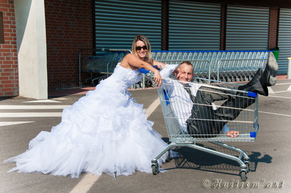 Photographie d'un marié dans un chariot de supermarché réalisée par Huitièm'art, photographe à Avignon (Vaucluse)
