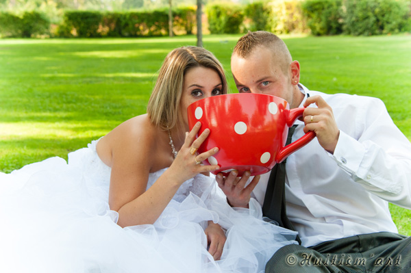 Photographie de mariés buvant dans une tasse géante réalisée par Huitièm'art, photographe à Avignon (Vaucluse)