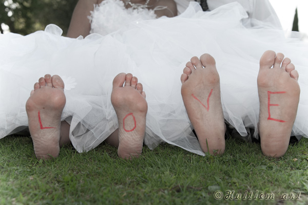 Photographie des pieds de mariés réalisée par Huitièm'art, photographe à Avignon (Vaucluse)