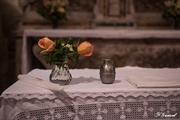 Photographie d'un autel eglise de noves onction bougie fleur par noelle gamand photographe huitièm'art caumont sur durance vaucluse bapteme