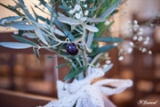 rameaux d'olivier décorant l'eglise mariage  en provence par noelle gamand photographe mariage vaucluse