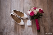 photographie des chaussures de la mariée de son bouquet et des alliances par noelle gamand photographe mariage vaucluse