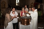 Photographie da cérémonie de la bénédiction de l'eau du baptême réalisée par Huitièm'art, photographe de baptême à Avignon (Vaucluse)