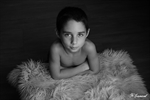 Photographie en noir et blanc d'un petit garçon les bras croisés réalisée par noelle gamand avignon vaucluse