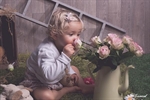 photographie d'une petite fille qui sent des roses réalisée par noelle gamand photographe portrait avignon vaucluse