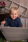 Photographie d'un petit garçon blond dans une caisse à vendange réalisée par Huitièm'art, photographe à Avignon (Vaucluse)