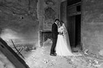 photographie d'un couple s'embrassant dans les décombres mariage par noelle gamand photographe vaucluse avignon