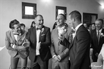 photographie d'un marié et ses témoins en plein fou rire  par noelle gamand photographe mariage vaucluse caumont sur durance