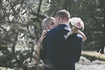 Photographie d'un couple de marié sous un olivier réalisée par noelle gamand huitiem'art en provence
