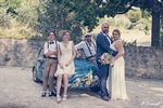 Photographie de mariés avec leur enfants sur un fiat 500 à travaillan  réalisée par noelle gamand huitiem'art en provrncr vaucluse avignon 