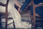 Photographie des mains des mariés à l'église réalisée par Huitièm'art, photographe de mariage à Avignon (Vaucluse)