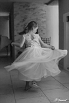 Photographie d'une petite fille qui tourne avec sa robe demoiselle d'honneur réalisée par Huitièm'art, photographe de mariage à Avignon (Vaucluse)