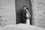 Photographie de mariée , mariage devant une porte en bois réalisée par noelle gamand, photographe de mariage dans le vaucluse Avignon Sorgues Caumont sur Durance