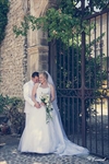 Photographie des mariés devant une grille de chateau  réalisée par Huitièm'art, photographe de mariage à Avignon (Vaucluse)