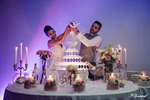 Photographie de mariés servant du champagne dans une cascade de verres réalisée par noelle gamand photographe de mariage dans le vaucluse avignon