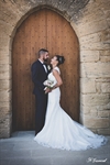 Photographie des mariés devant une porte ne bois réalisée par Huitièm'art, photographe de mariage à Avignon (Vaucluse)