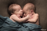 Photographie de jumeaux garçon qui dorment réalisée par noelle gamand photographe  twins à avignon vaucluse