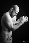 photographie en noir et blanc d'un papa portant son bébé dans les bras en train de lui faire piupi dessus réalisée par noelle gamand photographe avignon vaucluse
