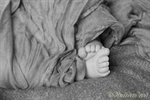 Photographie des pieds d'un bébé réalisée par Huitièm'art, photographe à Avignon (Vaucluse)