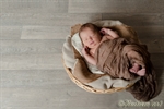 Photographie d'un bébé dans une panière réalisée par Huitièm'art, photographe à Avignon (Vaucluse)